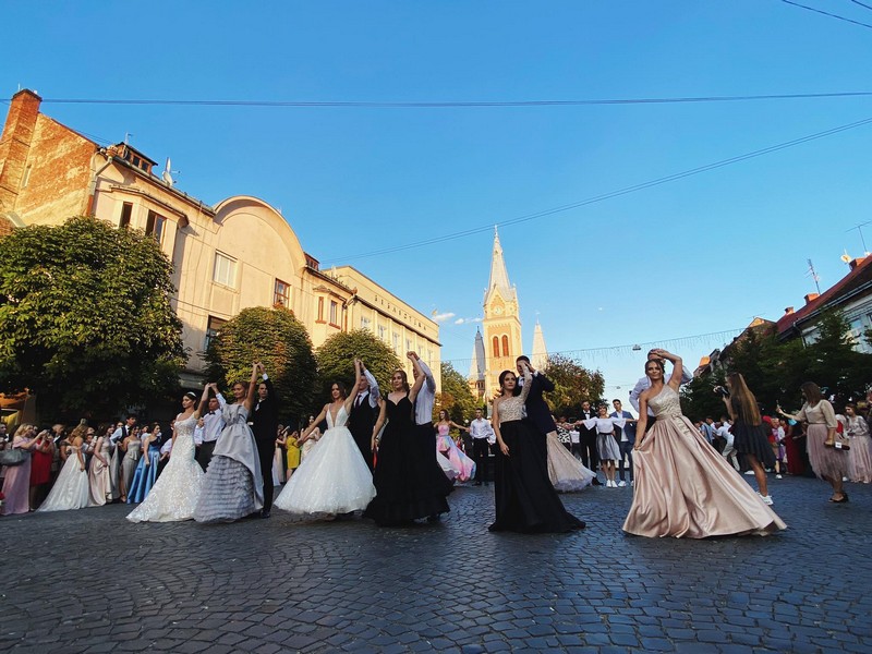 В Мукачеві випускний вальс танцюватиме рекордна кількість пар