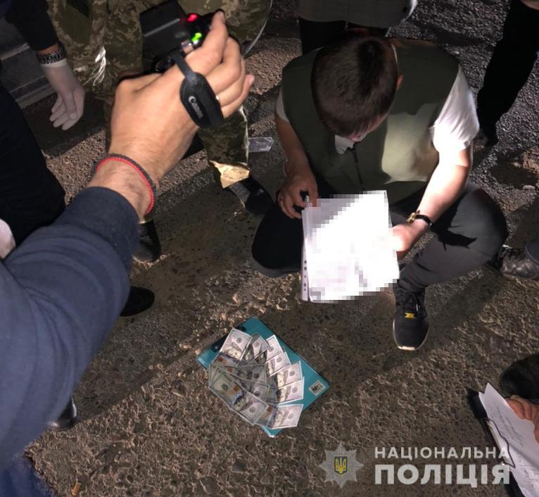 Тисячу доларів за безперешкодне переправлення контрабанди через кордон: на Закарпатті затримали прикордонника