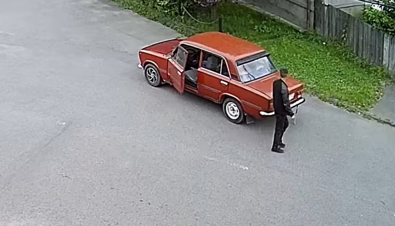 Масове обурення людей: мукачівець покинув цуценя на вулиці напризволяще