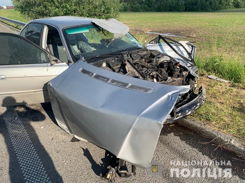 На трасі "Київ-Чоп" зіштовхнувся легковик та вантажівка: закарпатця коспіталізували до лікарні