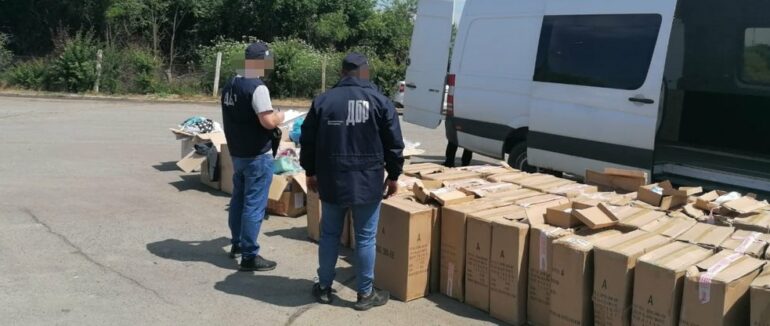 Пропустили, як порожні: на Закарпатті підозрюють митника за пропуск мікроавтобусів з тонною одягу