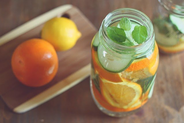 Що не можна пити в спеку, а які напої найкорисніші: пояснення лікаря