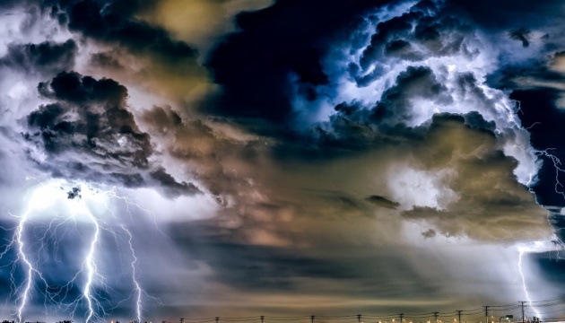 Оголошено штормове попередження: на Закарпаття насуваються град і грози