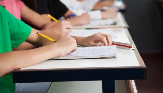 Скандал під час складання ЗНО на Закарпатті:  випускника вигнали за навушник у вусі