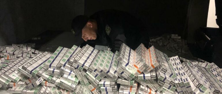 Ще одна тютюнова контрабанда на Закарпатті: у мікроавтобусі чоловіка знайшли величезну партію сигарет