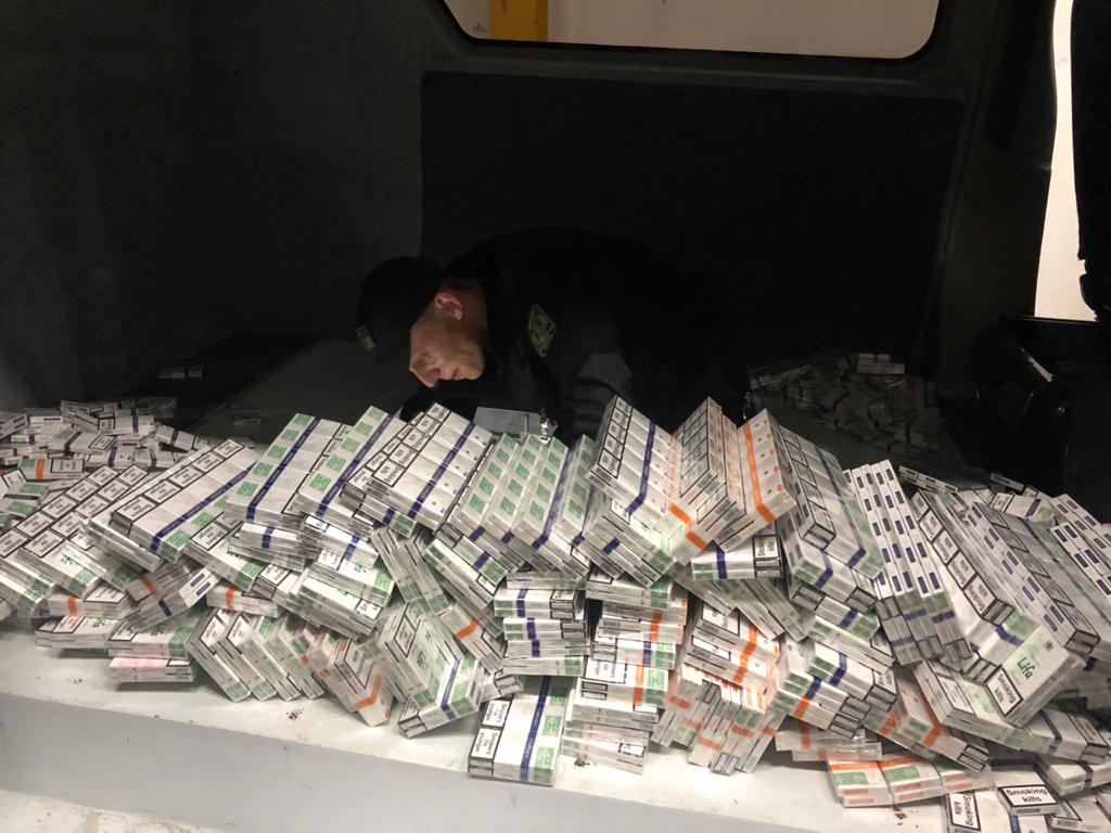 Ще одна тютюнова контрабанда на Закарпатті: у мікроавтобусі чоловіка знайшли величезну партію сигарет