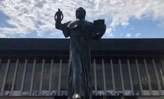 На пам’ятник Духновичу в Ужгороді невідомі особи закинули велосипедну шину