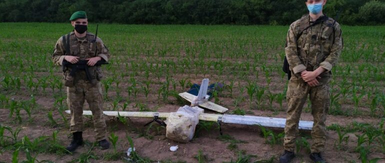 Вночі закарпатські прикордонники виявили безпілотник з контрабандою