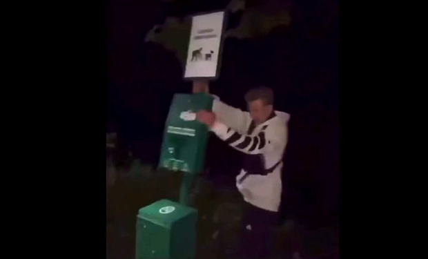 Нищення станцій і насміхання: в Ужгороді підліток потрощив вбиральні для собак і виклав це в інтернет