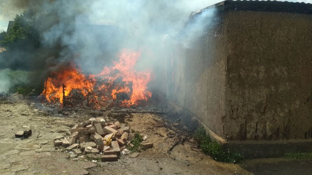 Пожежа у Берегові: вогнеборці вчасно врятували сусідні будинки