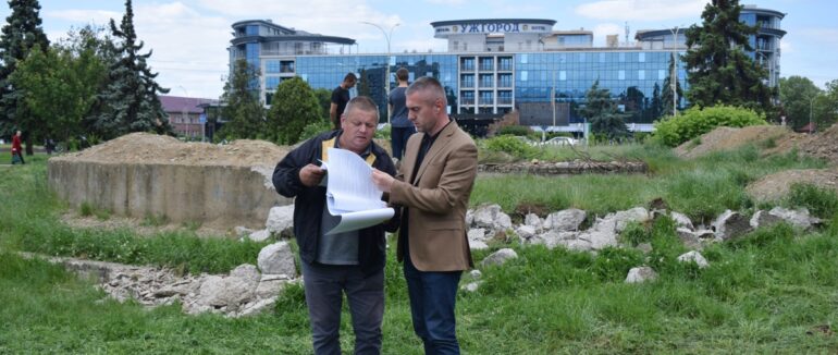 До 30-ї річниці Незалежності: в Ужгороді почали роботи зі встановлення прапора