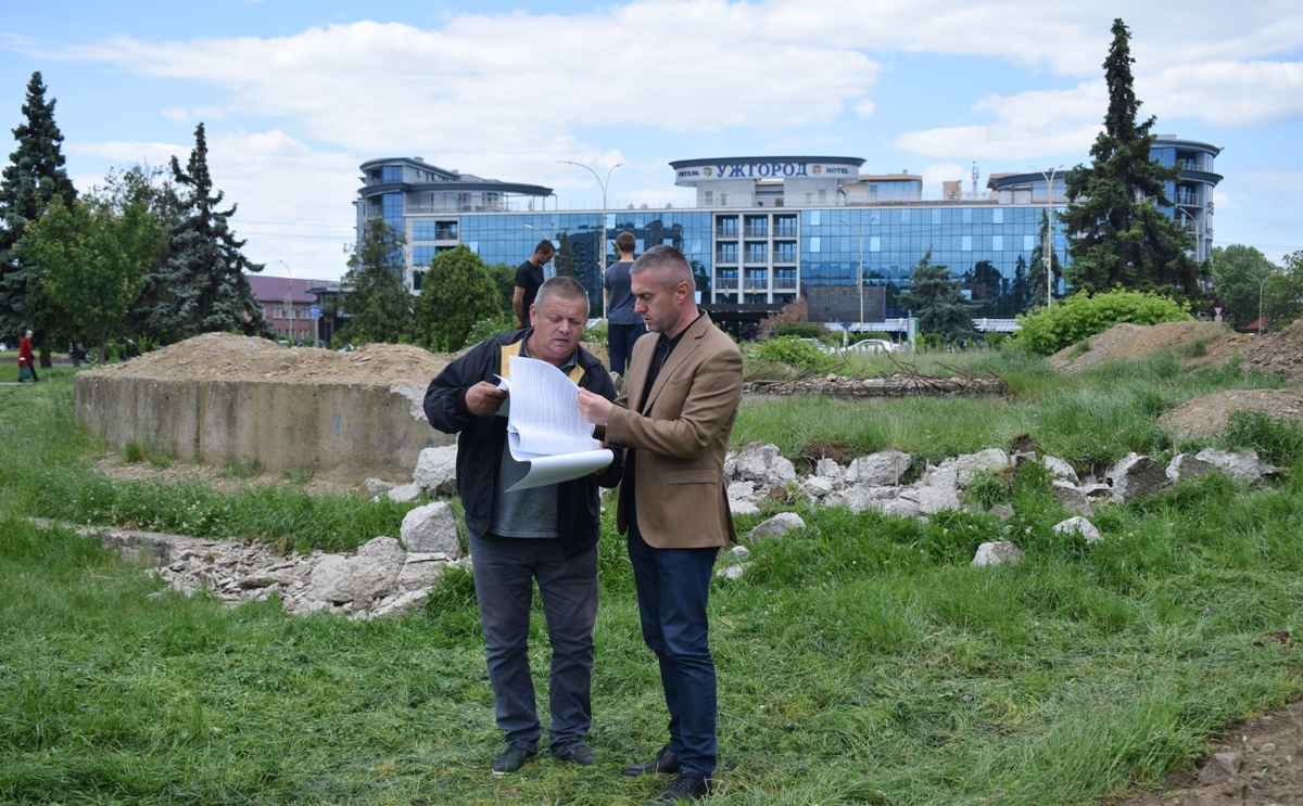 До 30-ї річниці Незалежності: в Ужгороді почали роботи зі встановлення прапора