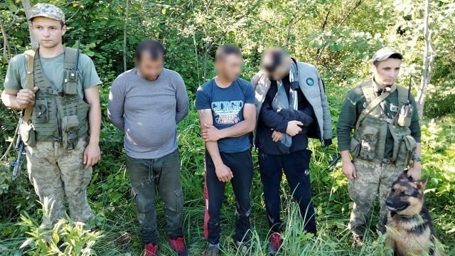 Прикордонникам довелось стріляти: біля закарпатського кордону затримали групу контрабандистів