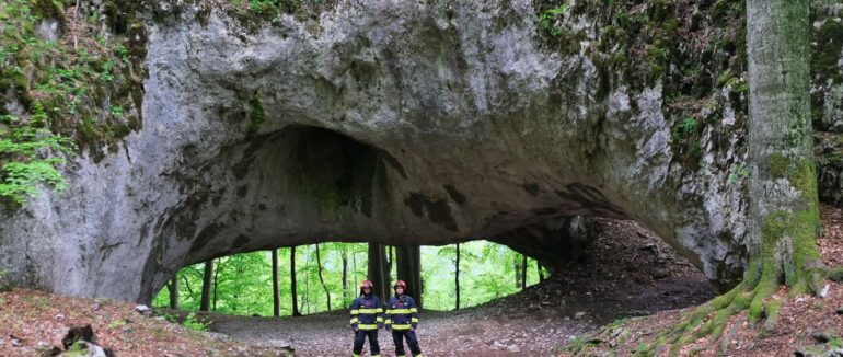 Неймовірна краса на Закарпатті: Карстовий міст