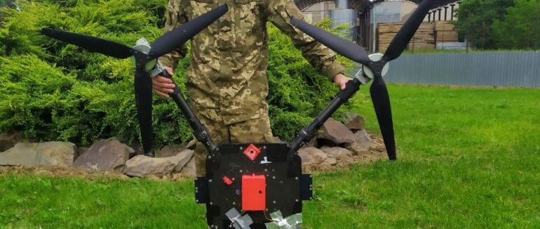 На Закарпатті виявили квадрокоптер і примотані до нього 600 пачок сигарет