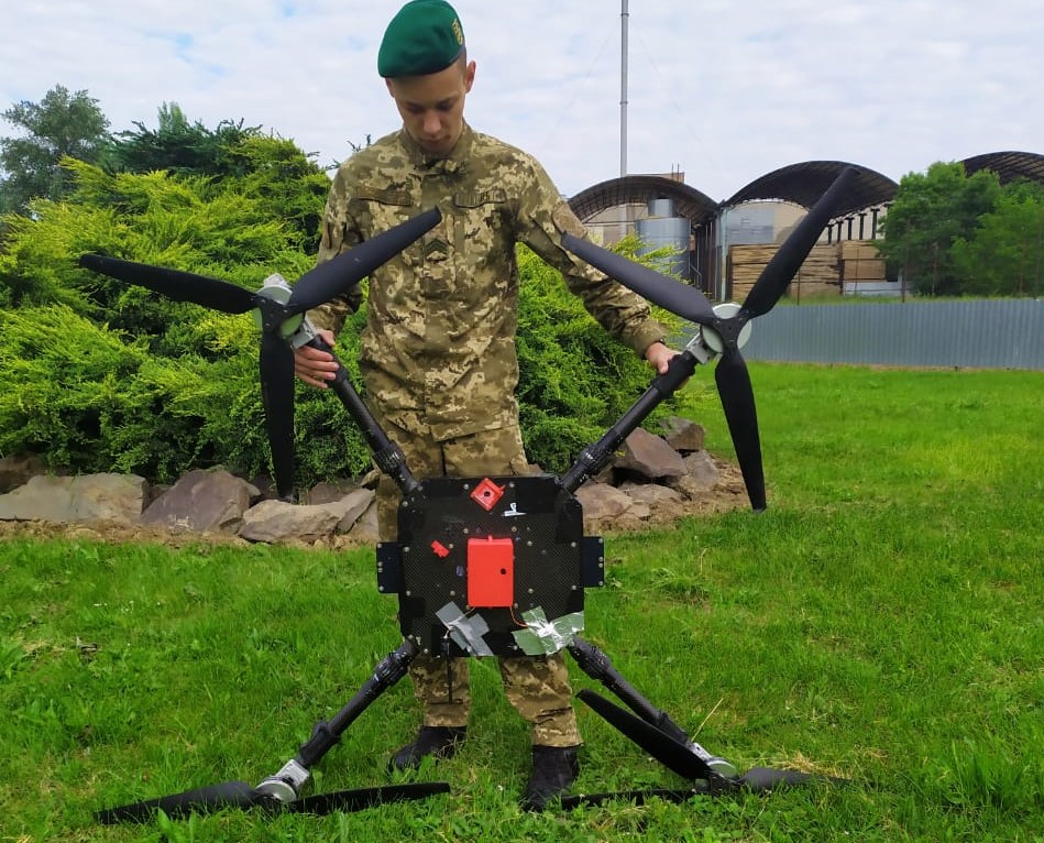 На Закарпатті виявили квадрокоптер і примотані до нього 600 пачок сигарет