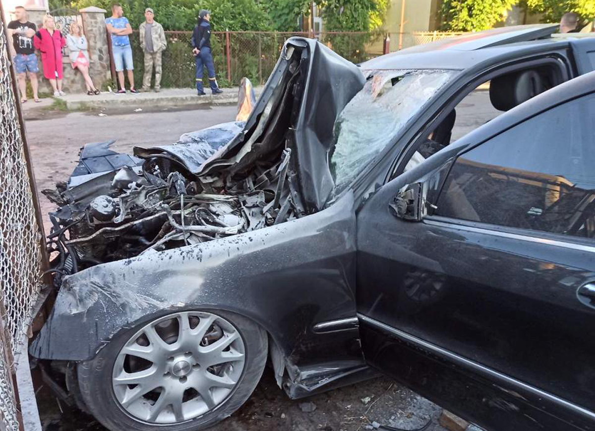 В Ужгороді «Mercedes-Benz» зіштовхнувся з рейсовим автобусом: одна людина загинула та троє постраждалих
