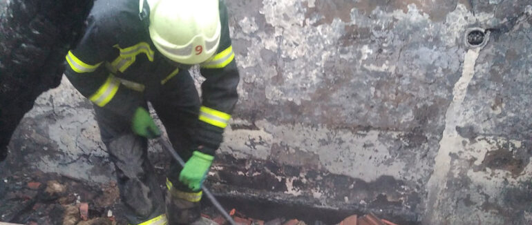 Пожежа на Мукачівщині: поки чоловік міцно спав, його будинок охоплювало полум’я