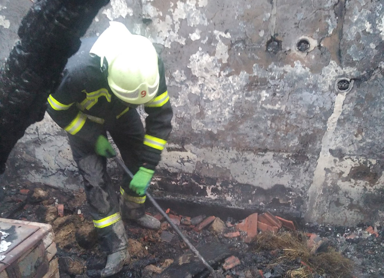 Пожежа на Мукачівщині: поки чоловік міцно спав, його будинок охоплювало полум`я