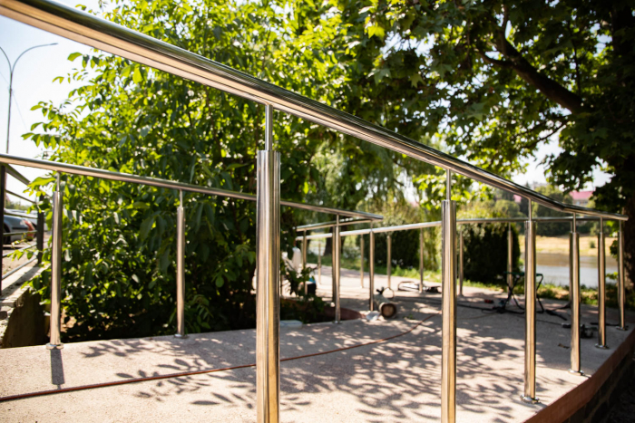 Облаштування пішохідної та велосипедної доріжок: в Ужгороді завершують встановлення пандусів