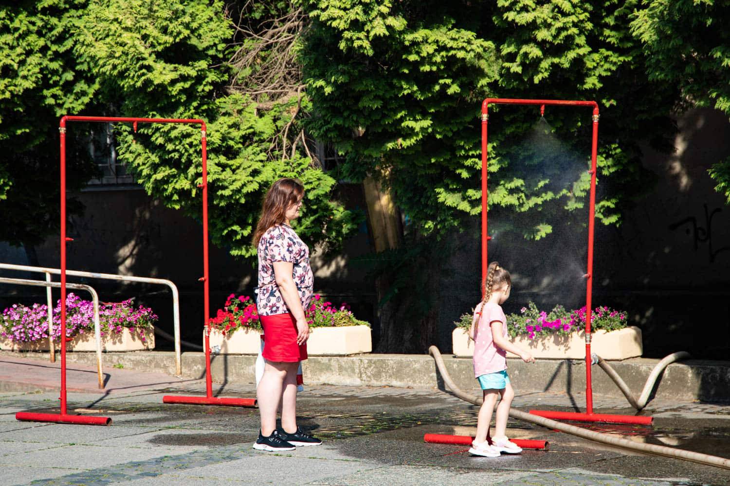 В Ужгороді на площі Поштовій встановили рамку для охолодження