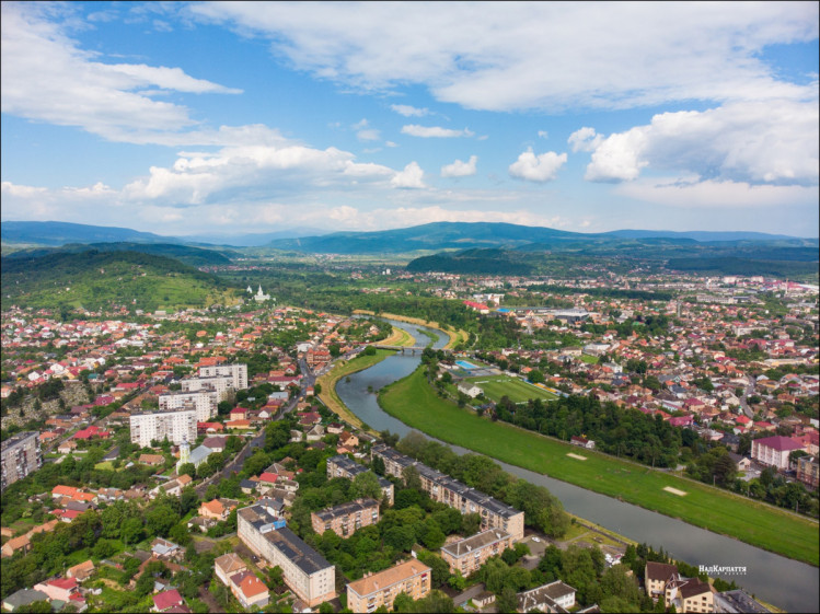 Місто над Латорицею з висоти пташиного польоту