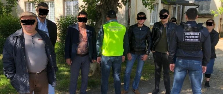 Штрафи та депортація з України на 3 роки: в Ужгороді виявили 8 нелегалів