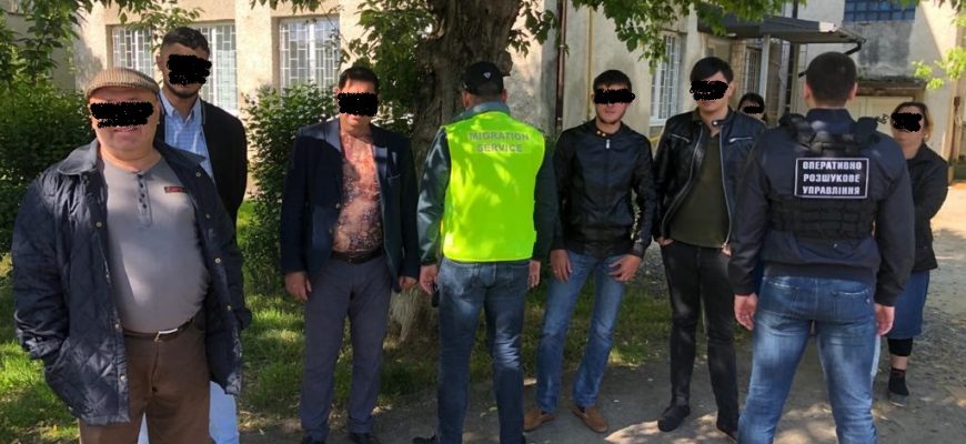 Штрафи та депортація з України на 3 роки: в Ужгороді виявили 8 нелегалів