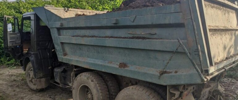 Незаконний видобуток ґрунту: неподалік Мукачева затримали чоловіків та вилучили вантажівку