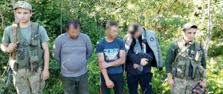 На закарпатському кордоні затримали трьох контрабандистів з чималою партією тютюнових виробів