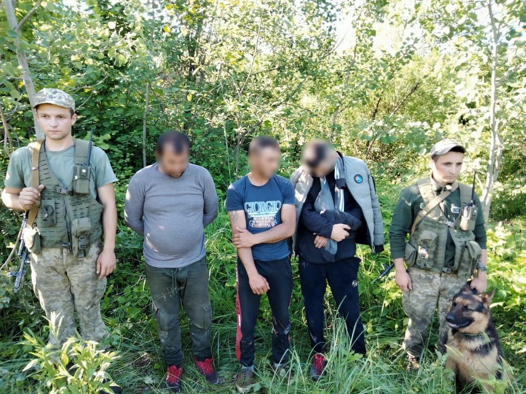 На закарпатському кордоні затримали трьох контрабандистів з чималою партією тютюнових виробів