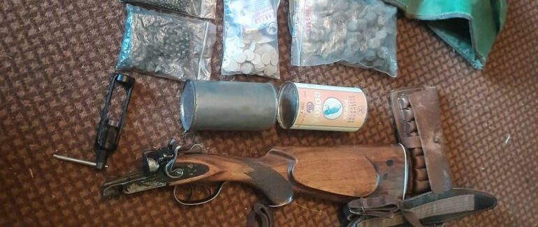 Вибухові речовини, набої та зброя: на Хустщині обшукали будинок місцевого жителя