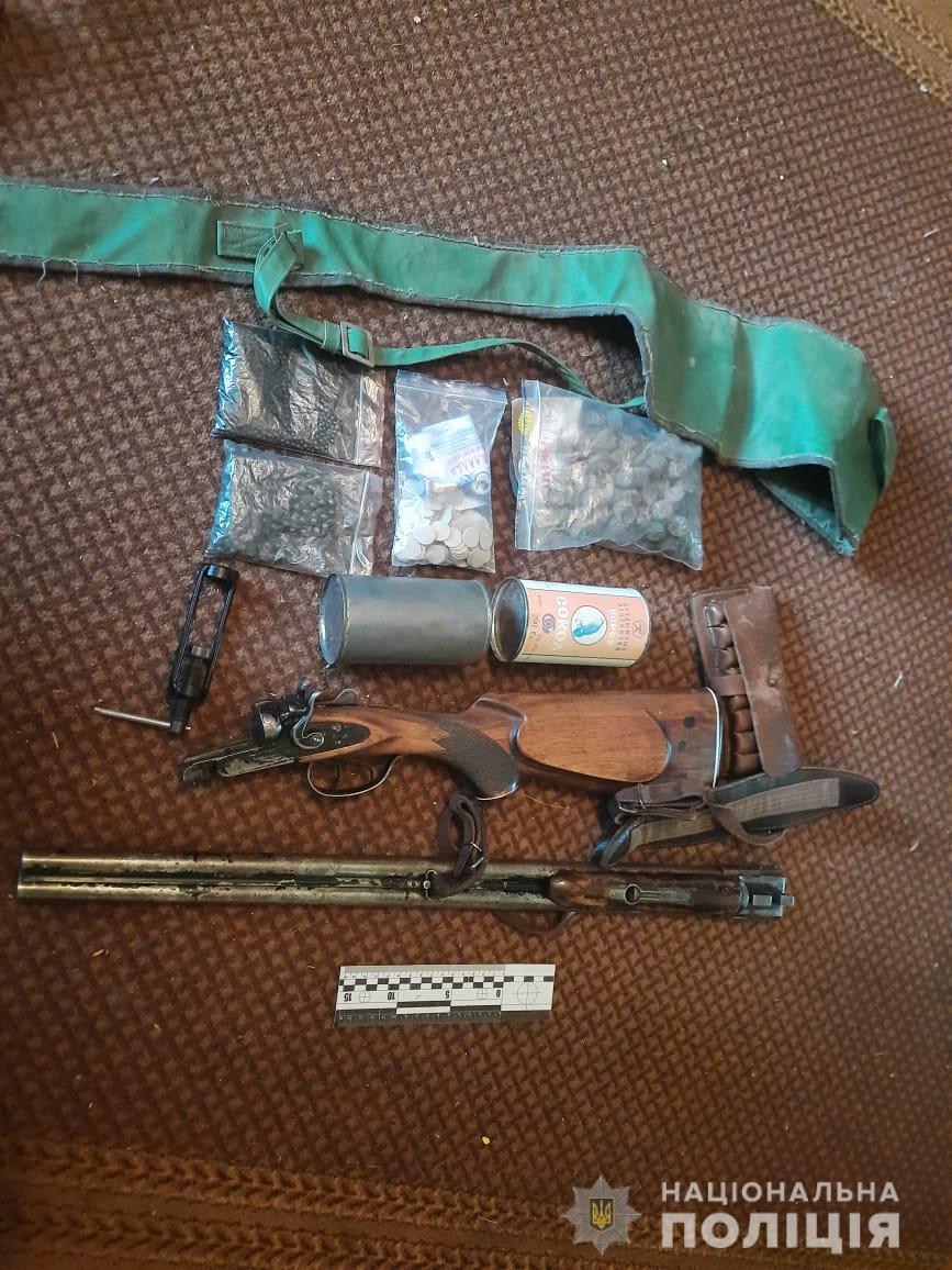 Вибухові речовини, набої та зброя: на Хустщині обшукали будинок місцевого жителя