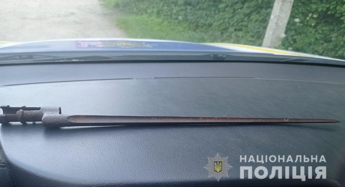 Сімейна сварка зі штик-ножем: на Закарпатті затримали дебошира