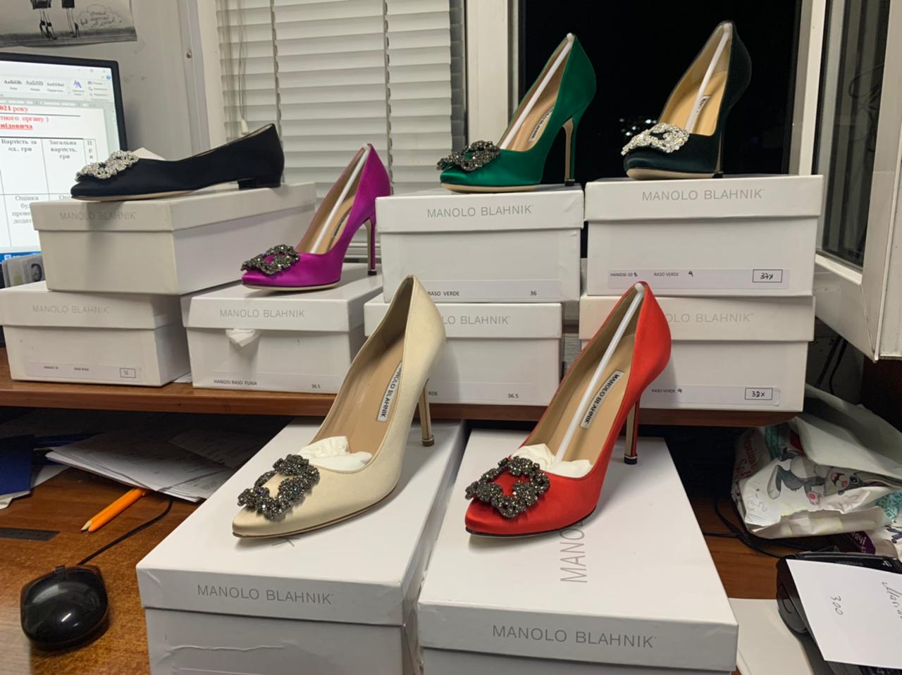 На закарпатському кордоні з рейсового автобуса виявили незадекларований італійський одяг