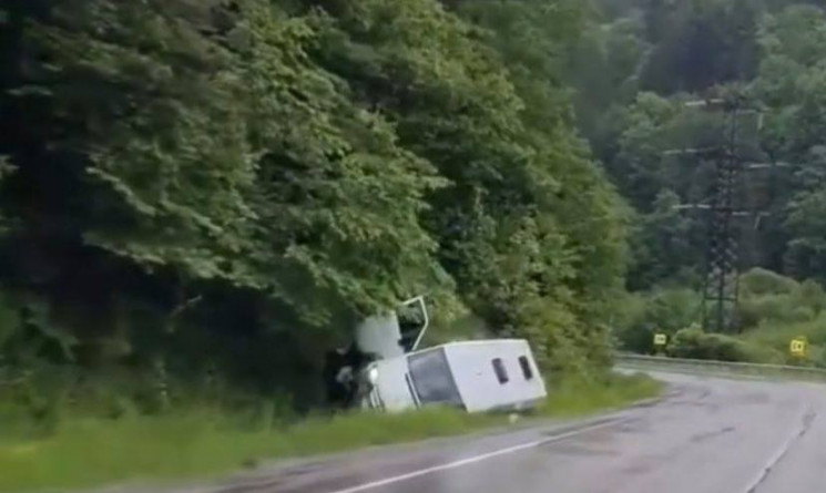 На головній трасі “Київ-Чоп” відбулася ДТП: мікроавтобус опинився у кюветі
