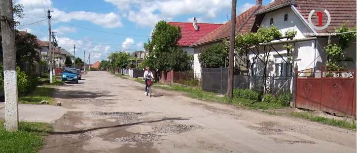 Дорожнє жахіття: кілометри бездоріжжя у Берегуйфалу на Берегівщині (ФОТО, ВІДЕО)