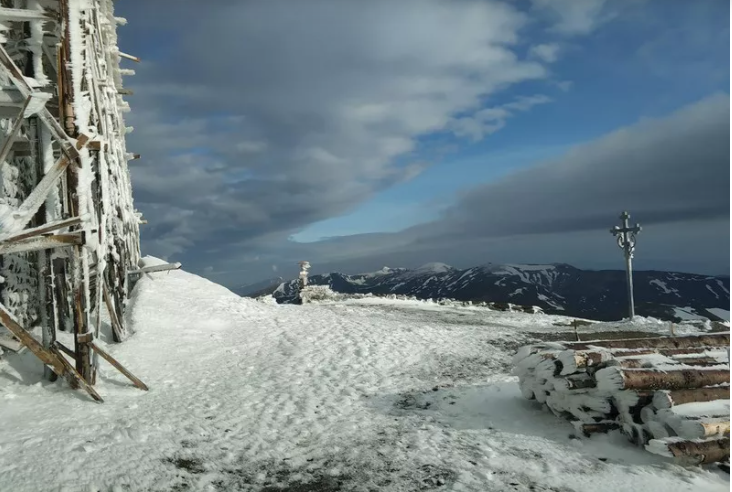 Сьогодні третій день літа, а на горі Піп Іван досі лежить сніг