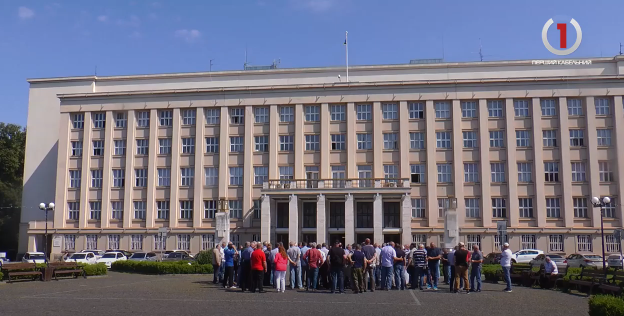 Під стіни Закарпатської ОДА на мітинг вийшли пенсіонери міліції (ФОТО, ВІДЕО)