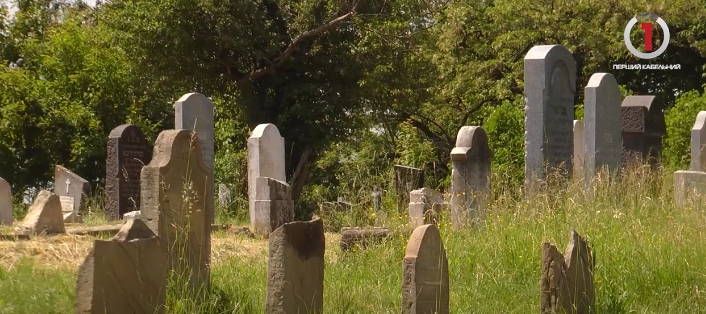 Понівечені пам’ятники та розкидані надгробні камені: в Ужгороді вандали розгромили єврейське кладовище (ФОТО, ВІДЕО)