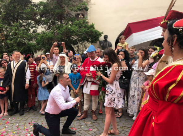 У мукачівському замку Паланку під час реконструкції весілля Ілони Зріні та Імре Текелі, хлопець зробив пропозицію дівчині