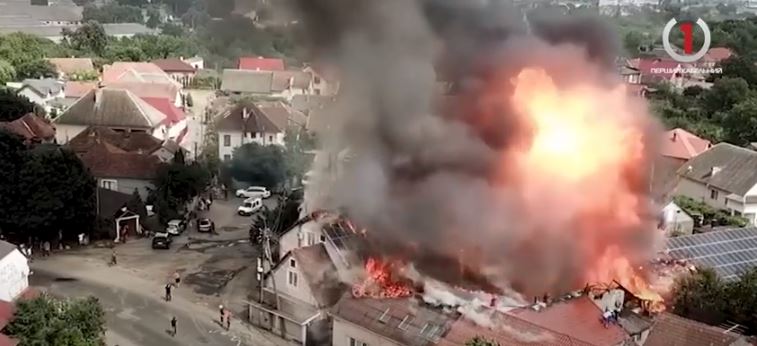 «Паланок» – палав: у Мукачеві загорілися складські приміщення готелю (ФОТО, ВІДЕО)