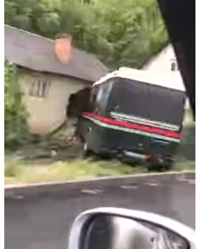 На Закарпатті мікроавтобус влетів у житловий будинок