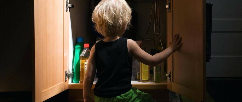 Дитину забрала швидка: на Харківщині 1-річний хлопчик випив відбілювач