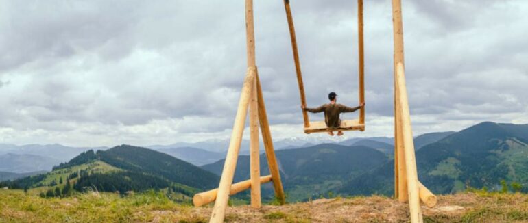 Мальовничі фото: у Карпатах спорудили велетенську гойдалку на 1,5-кілометровій висоті