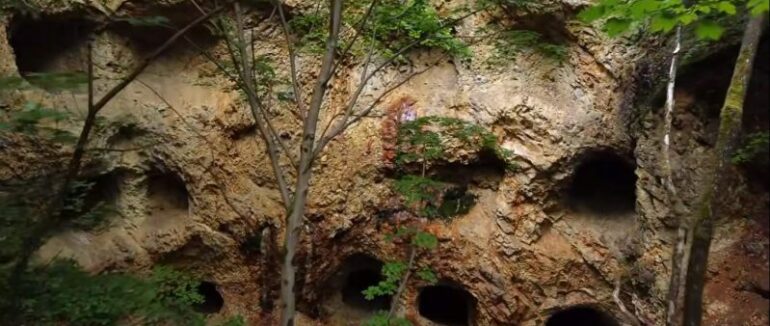 Тревел-блогери залізли у закинуті штольні на горі Шаян