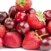 Ароматна та смачна: скільки в обласному центрі Закарпаття коштує черешня та полуниця