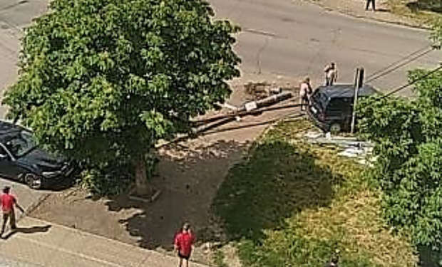 Автопригода в Ужгороді: з невідомих причин водій легковика врізалася в електроопору