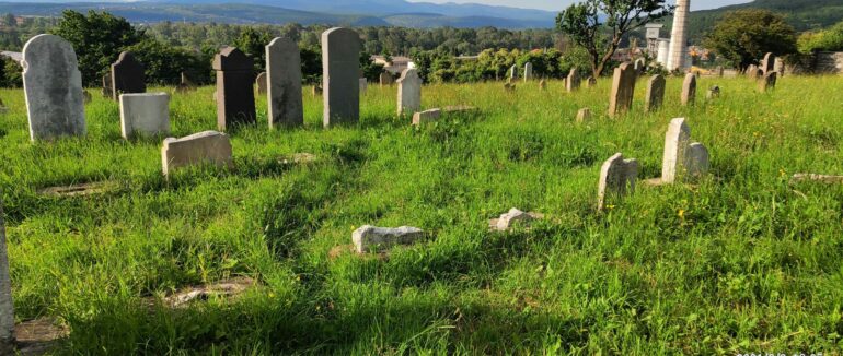 Вандалізм в Ужгороді: на єврейському кладовищі зруйнували надгробки
