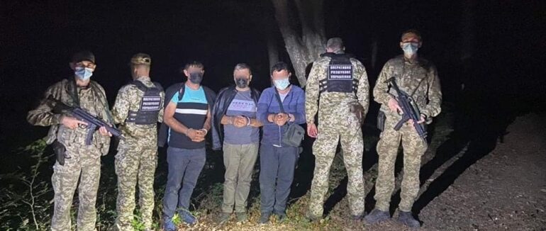 Прямували на Німеччину: на Закарпатті прикордонники затримали групу нелегалів